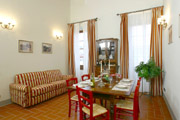 Florenz Toskana Unterkunft: Wohnzimmer mit Bettsofa der Unterkunft Ghiberti in Florenz