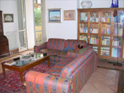 Das Wohnzimmer mit Sofa und das Bcherregal