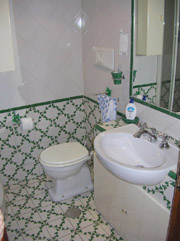La salle de bains avec la douche du Bed & Breakfast San Pietro
