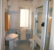 Salle de bains avec cabine-douche de l?appartement Letizia  Sorrente
