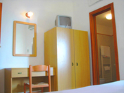 Amalfi Chambre: Table avec garde-robe et TV  couleurs dans la chambre  coucher de la Chambre Ludovica Type A  Amalfi