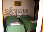Florenz Ferienwohnung: Schlafzimmer mit zwei Doppelbetten der Ferienwohnung Fienile