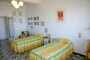 Wohnung in Sorrent: Das Schlafzimmer mit zwei Einzelbetten der Wohnung Chiara in Sorrent