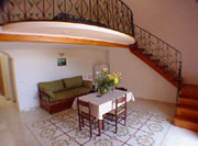 Appartement Vacances Positano: La salle sjour avec l'tage en soupente de l'Appartement pour vacances Ludovica Type C  Positano