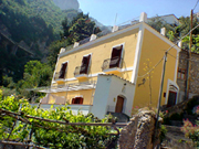 Suite in Positano: Fassade des Gebudes in Positano, wo die Suite Romantica gelegen ist