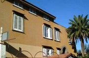 Wohnungen in Sorrento: Fassade des noblen Gebudes der Familie Serra Capriola, wo die Kalimera Wohnungen gelegen sind
