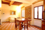 Suite Florenz Toskana: Wohnzimmer mit Bettsofa der Wohnung Uccello in Florenz