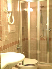 Roma Alloggio: Bagno con cabina doccia dell'Alloggio Tritone Tipo B a Roma