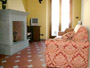 Wohnung in Florenz: Wohnzimmer mit Kamin und Doppelbettsofa der Wohnung Donato in Florenz
